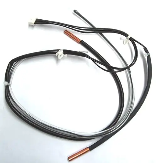 Temperatursensor mit mehreren Drähten, darunter eine kupferne Sonde. Geeignet für Daikin-Geräte, möglicherweise für Klimaanlagenmodell RRLQ004-008CAV3.